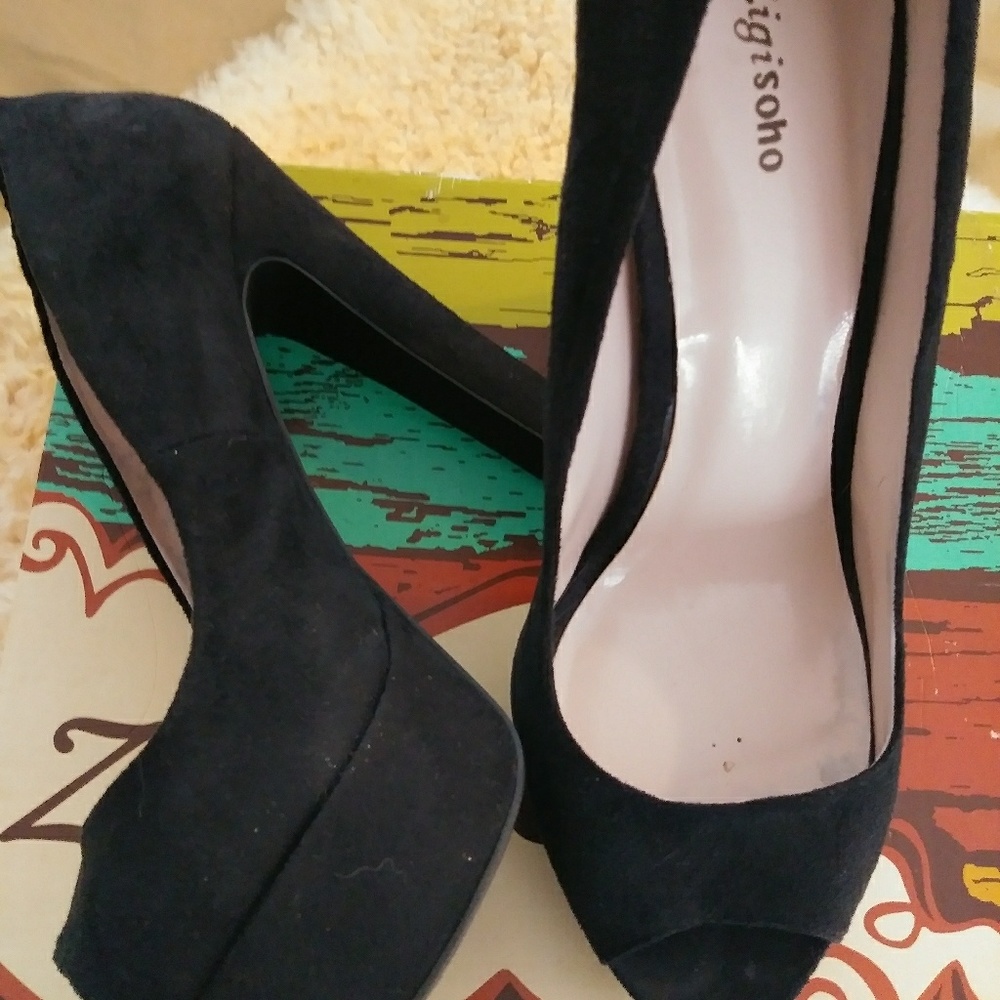 Black heels - Picture 3 of 4